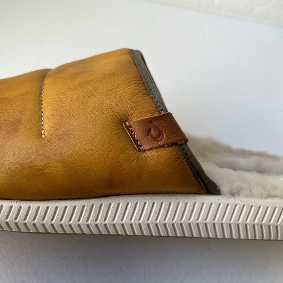 Olukai Mua 'Ili Mule Slippers Men's 12 in Golden Sand/Bone Leather Sherling NEW - Picture 10 of 16